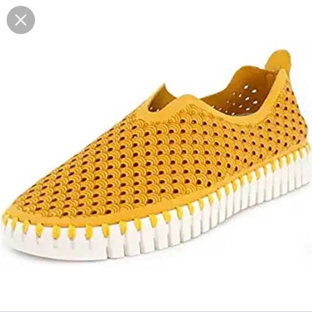 Isle Jacobsen “Tulip” shoe in Marigold